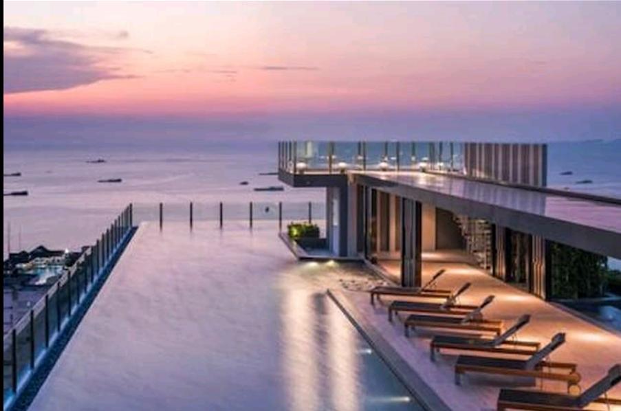 The Base Central Pattaya Exteriör bild