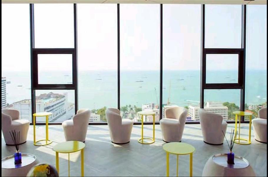 The Base Central Pattaya Exteriör bild