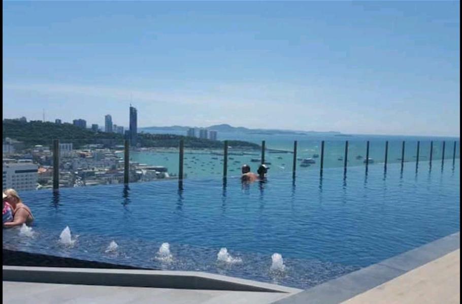 The Base Central Pattaya Exteriör bild